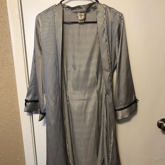Silk Robe - Picture 2 of 3